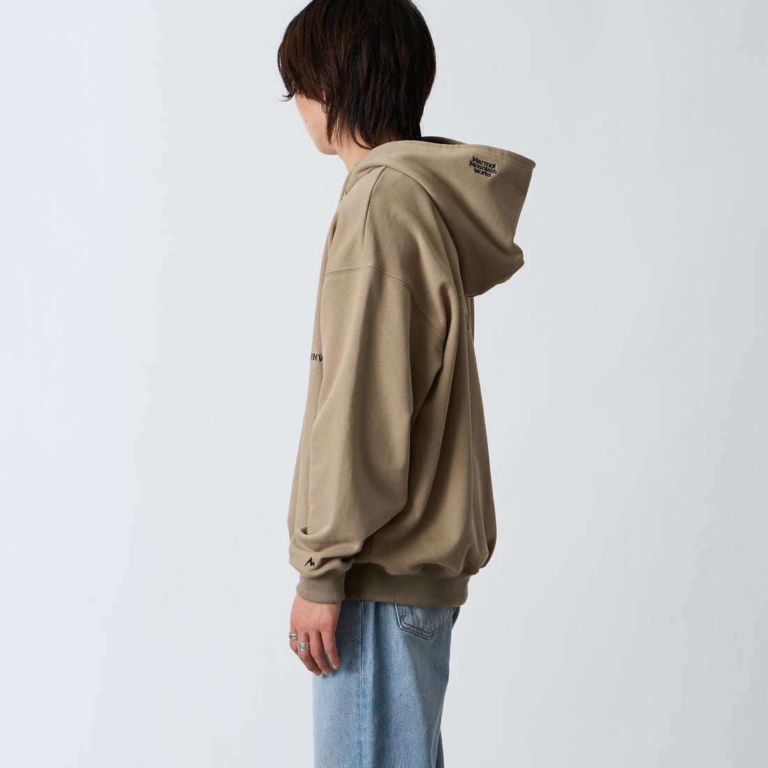 Marmot [マーモット] 別注 コレクションロゴ バックプリントスウェットパーカー [MTFW26USW334IN-JF] BEIGE &&モデル身長：177cm 着用サイズ：L&&