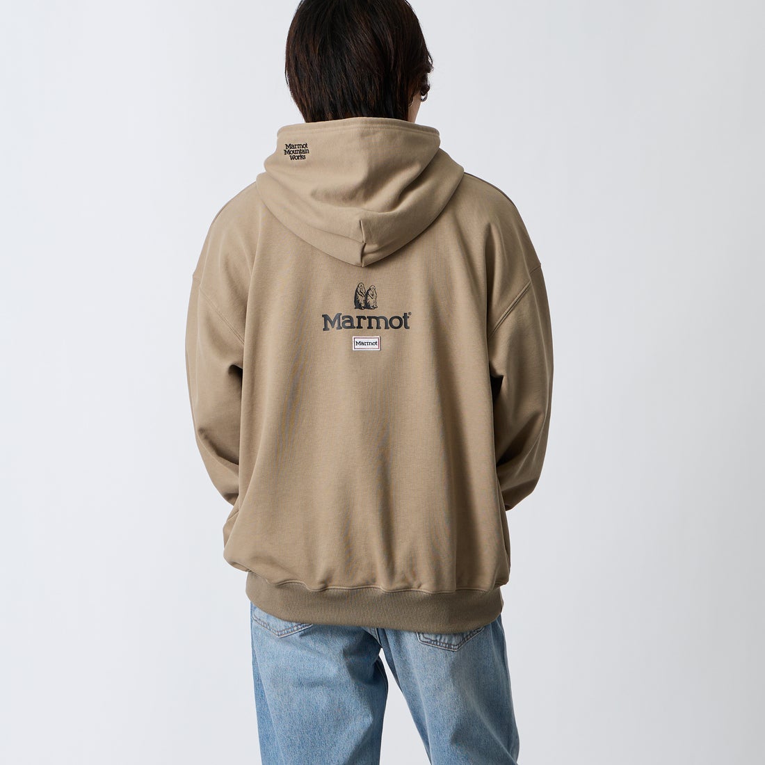 Marmot [マーモット] 別注 コレクションロゴ バックプリントスウェットパーカー [MTFW26USW334IN-JF] BEIGE &&モデル身長：177cm 着用サイズ：L&&