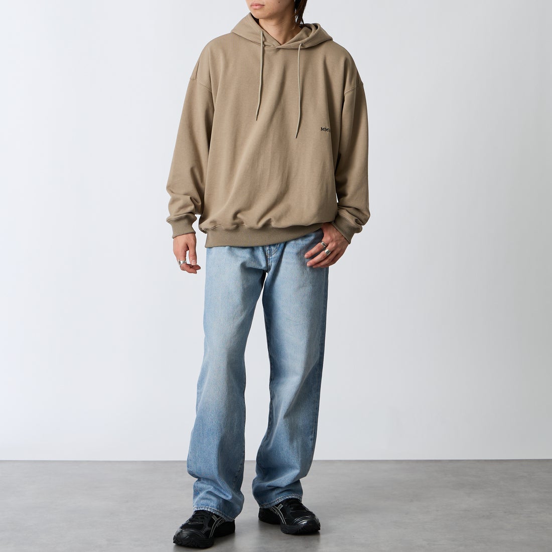 Marmot [マーモット] 別注 コレクションロゴ バックプリントスウェットパーカー [MTFW26USW334IN-JF] BEIGE &&モデル身長：177cm 着用サイズ：L&&