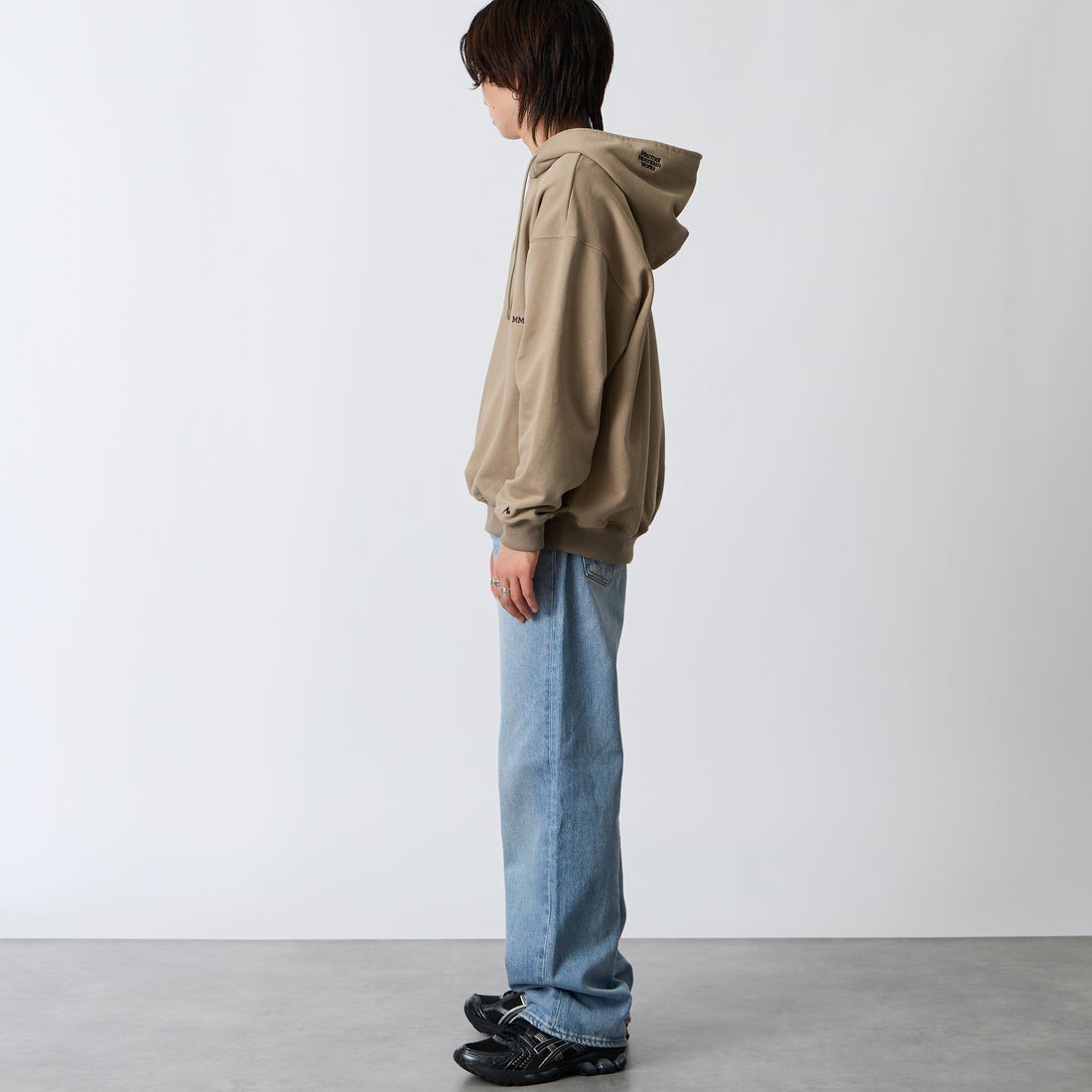 Marmot [マーモット] 別注 コレクションロゴ バックプリントスウェットパーカー [MTFW26USW334IN-JF] BEIGE &&モデル身長：177cm 着用サイズ：L&&
