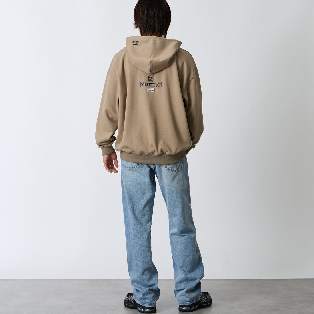 Marmot [マーモット] 別注 コレクションロゴ バックプリントスウェットパーカー [MTFW26USW334IN-JF] BEIGE &&モデル身長：177cm 着用サイズ：L&&