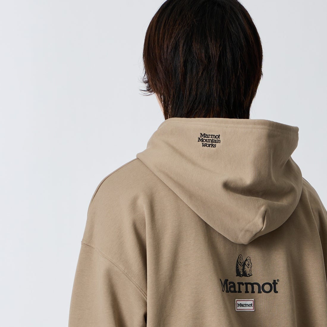 Marmot [マーモット] 別注 コレクションロゴ バックプリントスウェットパーカー [MTFW26USW334IN-JF] BEIGE