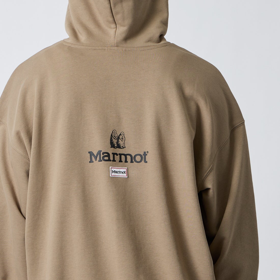 Marmot [マーモット] 別注 コレクションロゴ バックプリントスウェットパーカー [MTFW26USW334IN-JF] BEIGE
