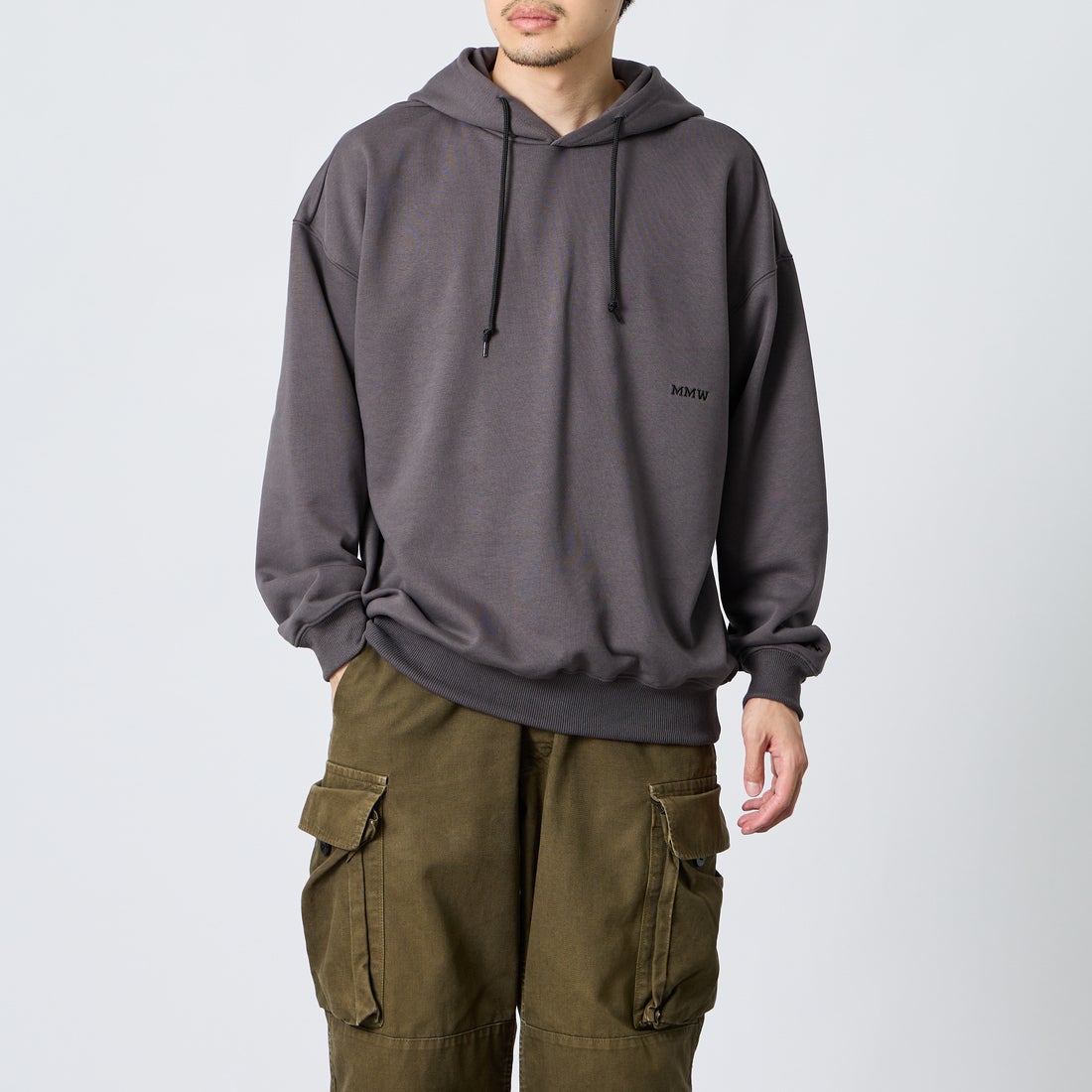 Marmot [マーモット] 別注 コレクションロゴ バックプリントスウェットパーカー [MTFW26USW334IN-JF] CHARCOAL &&モデル身長：168cm 着用サイズ：M&&