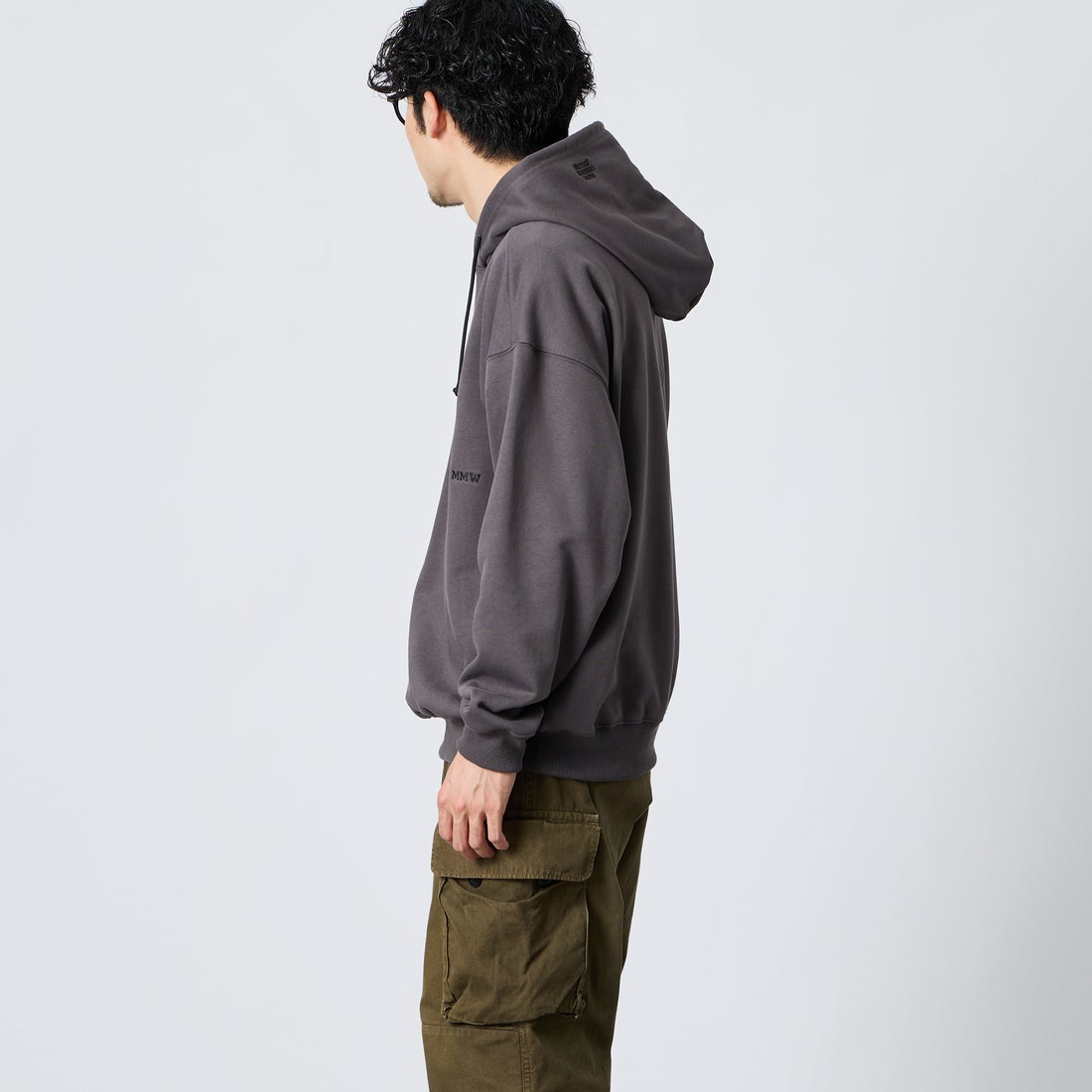 Marmot [マーモット] 別注 コレクションロゴ バックプリントスウェットパーカー [MTFW26USW334IN-JF] CHARCOAL &&モデル身長：168cm 着用サイズ：M&&