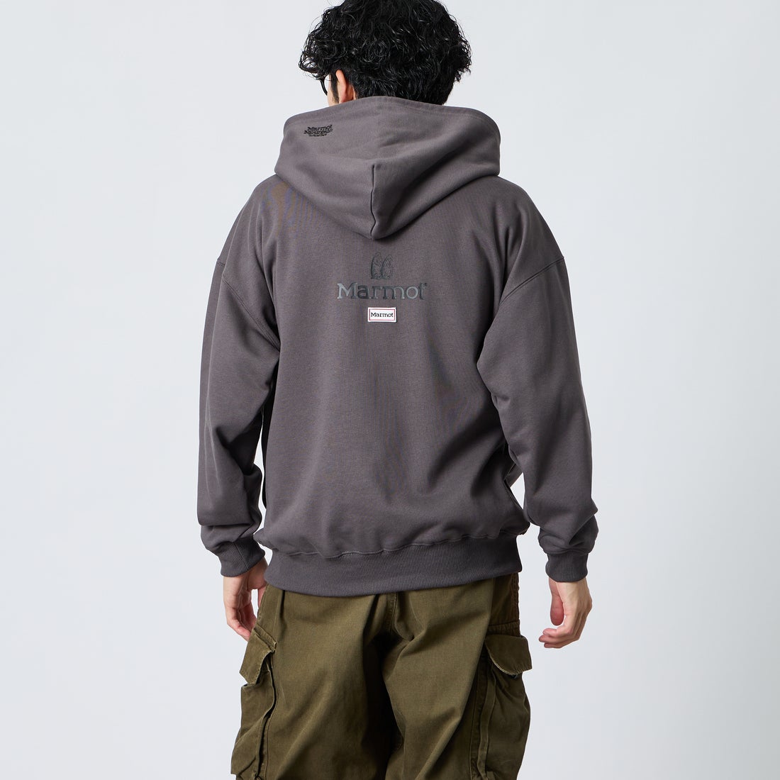 Marmot [マーモット] 別注 コレクションロゴ バックプリントスウェットパーカー [MTFW26USW334IN-JF] CHARCOAL &&モデル身長：168cm 着用サイズ：M&&