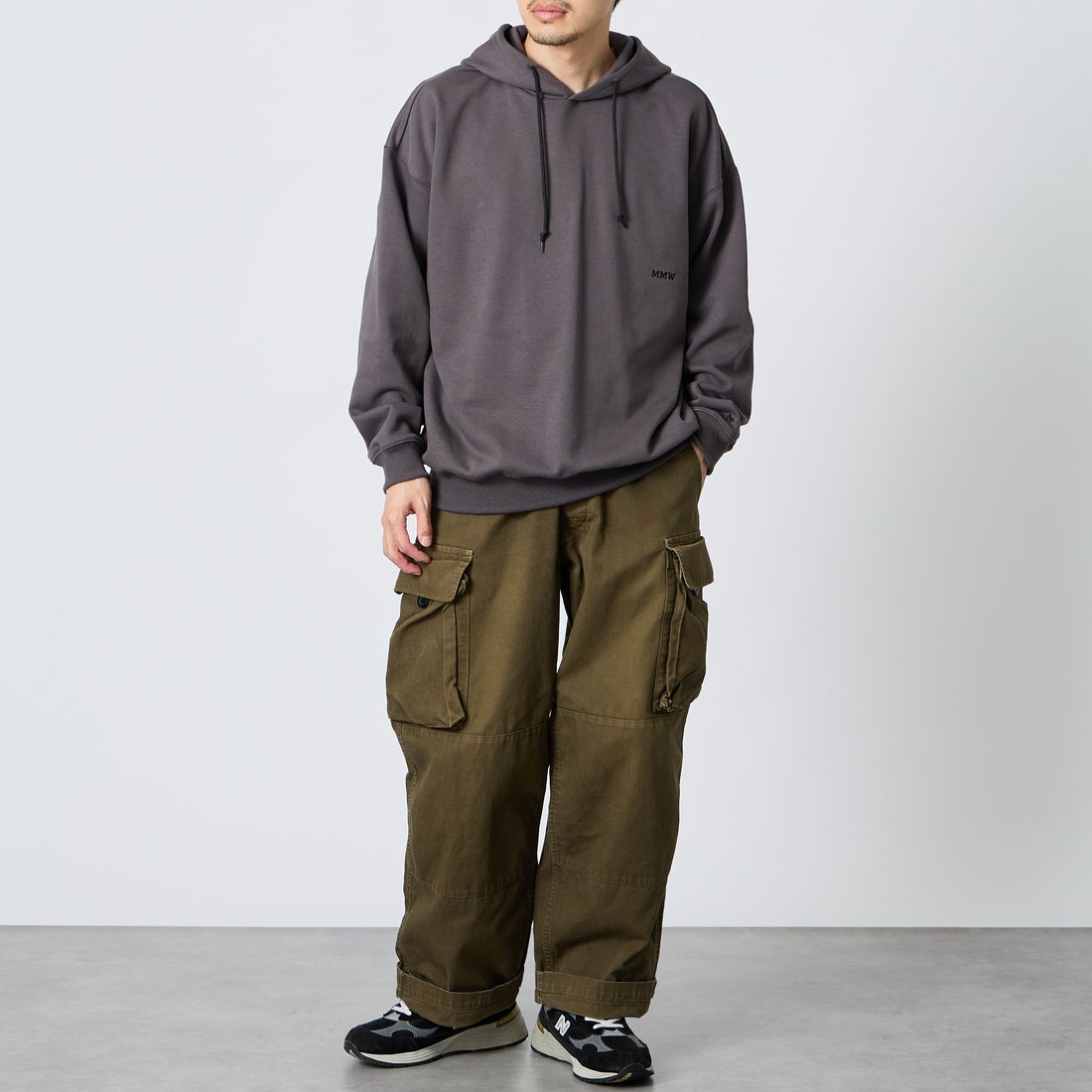 Marmot [マーモット] 別注 コレクションロゴ バックプリントスウェットパーカー [MTFW26USW334IN-JF] CHARCOAL &&モデル身長：168cm 着用サイズ：M&&