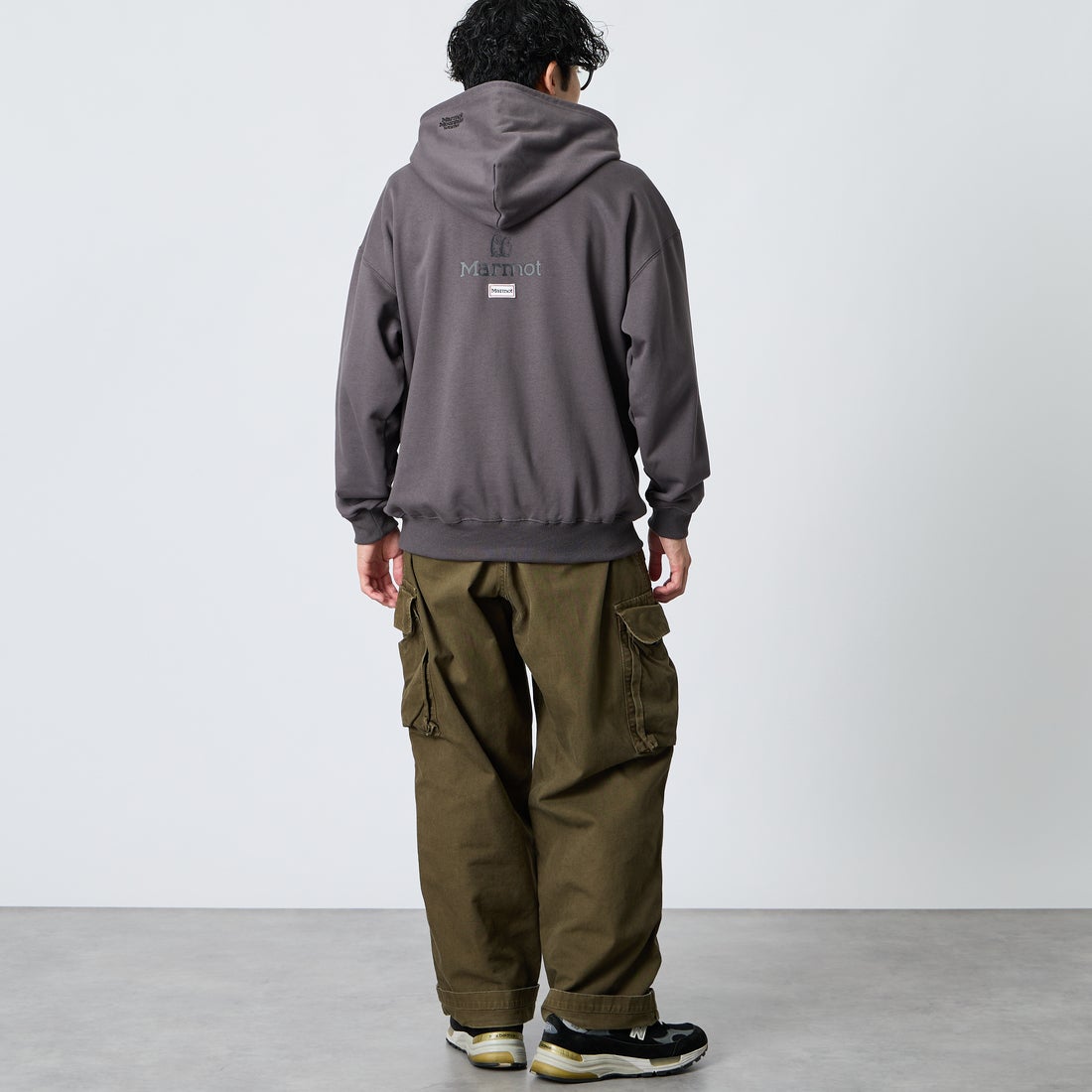 Marmot [マーモット] 別注 コレクションロゴ バックプリントスウェットパーカー [MTFW26USW334IN-JF] CHARCOAL &&モデル身長：168cm 着用サイズ：M&&