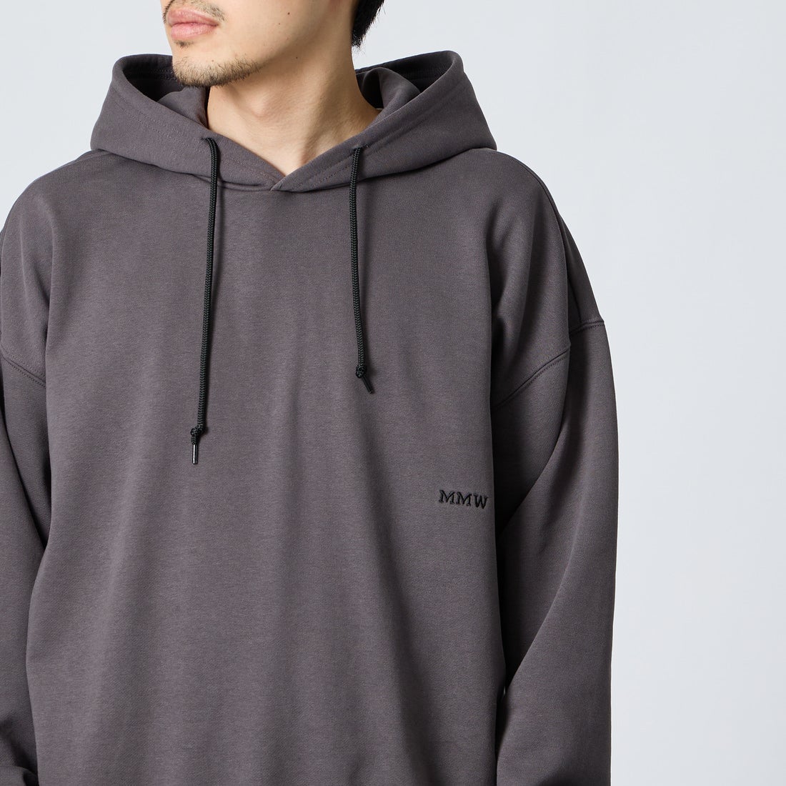 Marmot [マーモット] 別注 コレクションロゴ バックプリントスウェットパーカー [MTFW26USW334IN-JF] CHARCOAL &&モデル身長：168cm 着用サイズ：M&&