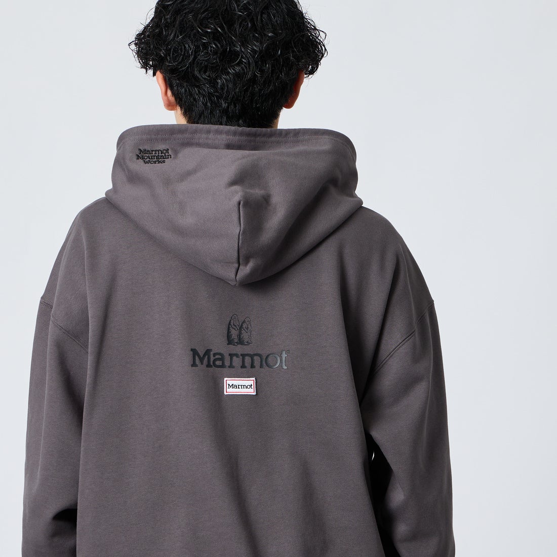 Marmot [マーモット] 別注 コレクションロゴ バックプリントスウェットパーカー [MTFW26USW334IN-JF] CHARCOAL &&モデル身長：168cm 着用サイズ：M&&