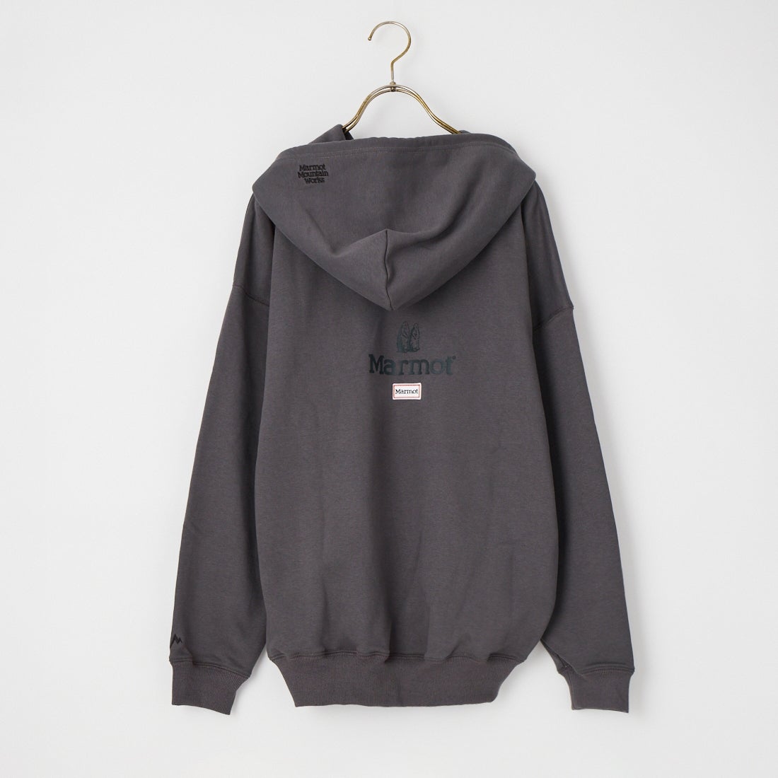 Marmot [Marmot [マーモット] 別注 コレクションロゴ バックプリントスウェットパーカー [MTFW26USW334IN-JF] CHARCOAL] 別注 コレクションロゴ バックプリントスウェットパーカー [MTFW26USW334IN-JF]