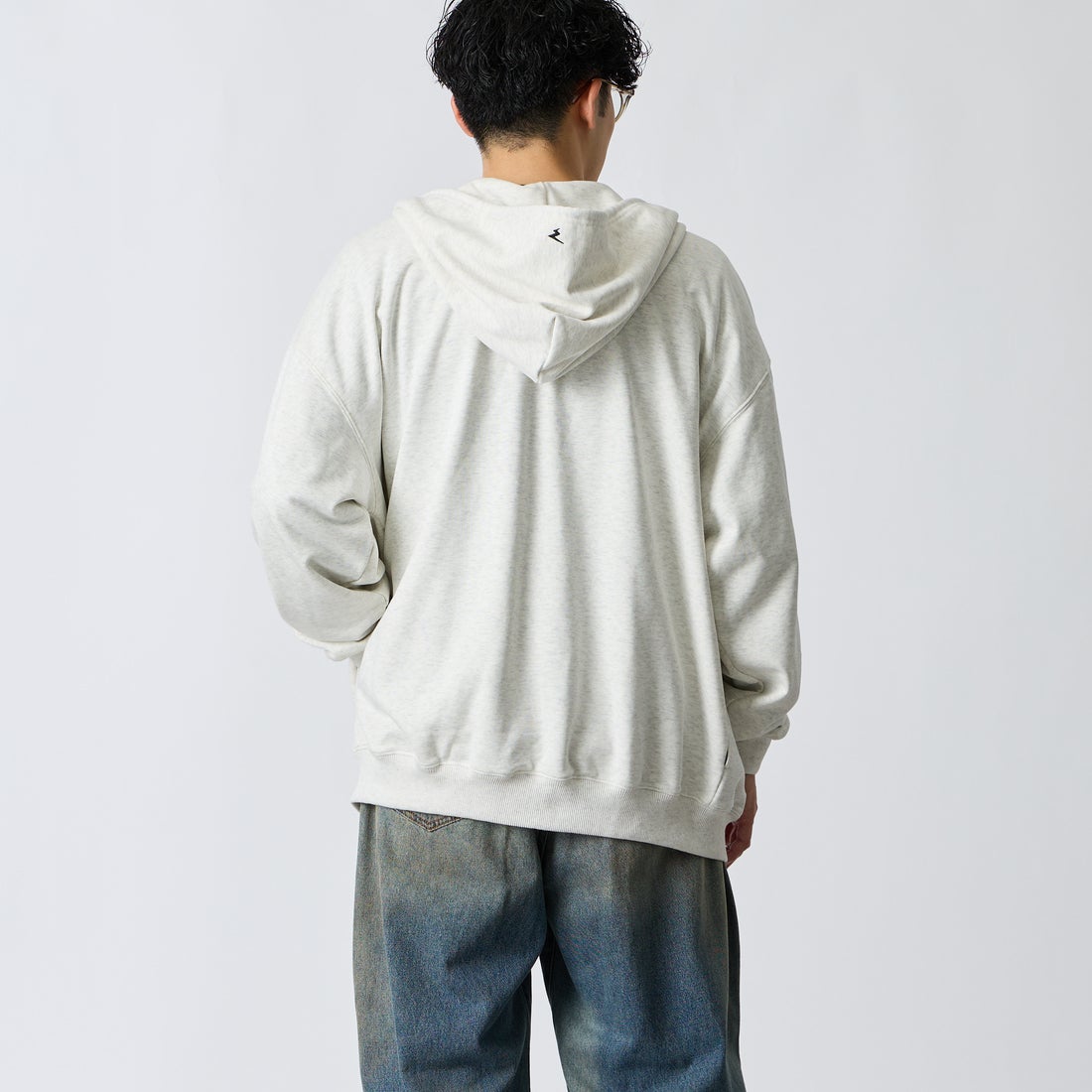 Marmot [マーモット] 別注 ワンポイントロゴ刺繍 ジップパーカー [MTFW26USW333IN-JF] ASH GRAY &&モデル身長：168cm 着用サイズ：L&&