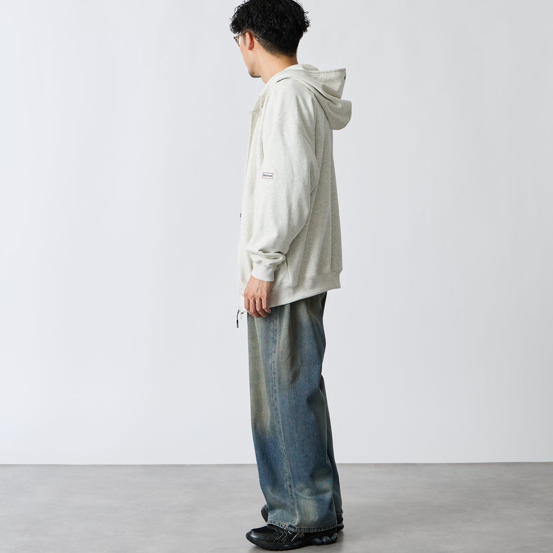 Marmot [マーモット] 別注 ワンポイントロゴ刺繍 ジップパーカー [MTFW26USW333IN-JF] ASH GRAY &&モデル身長：168cm 着用サイズ：L&&