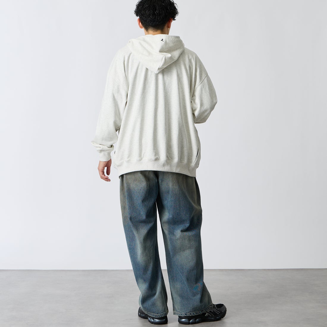 Marmot [マーモット] 別注 ワンポイントロゴ刺繍 ジップパーカー [MTFW26USW333IN-JF] ASH GRAY &&モデル身長：168cm 着用サイズ：L&&