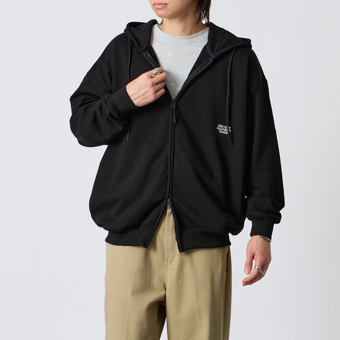 Marmot [マーモット] 別注 ワンポイントロゴ刺繍 ジップパーカー [MTFW26USW333IN-JF] BLACK &&モデル身長：177cm 着用サイズ：M&&