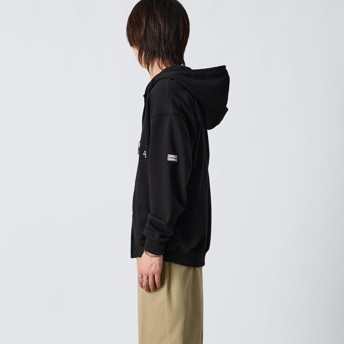 Marmot [マーモット] 別注 ワンポイントロゴ刺繍 ジップパーカー [MTFW26USW333IN-JF] BLACK &&モデル身長：177cm 着用サイズ：M&&