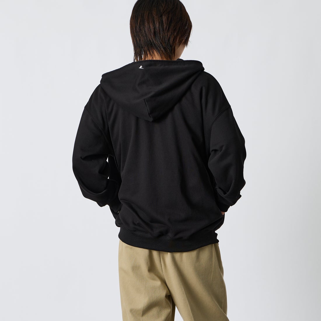 Marmot [マーモット] 別注 ワンポイントロゴ刺繍 ジップパーカー [MTFW26USW333IN-JF] BLACK &&モデル身長：177cm 着用サイズ：M&&