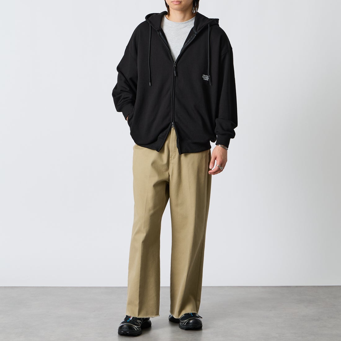 Marmot [マーモット] 別注 ワンポイントロゴ刺繍 ジップパーカー [MTFW26USW333IN-JF] BLACK &&モデル身長：177cm 着用サイズ：M&&