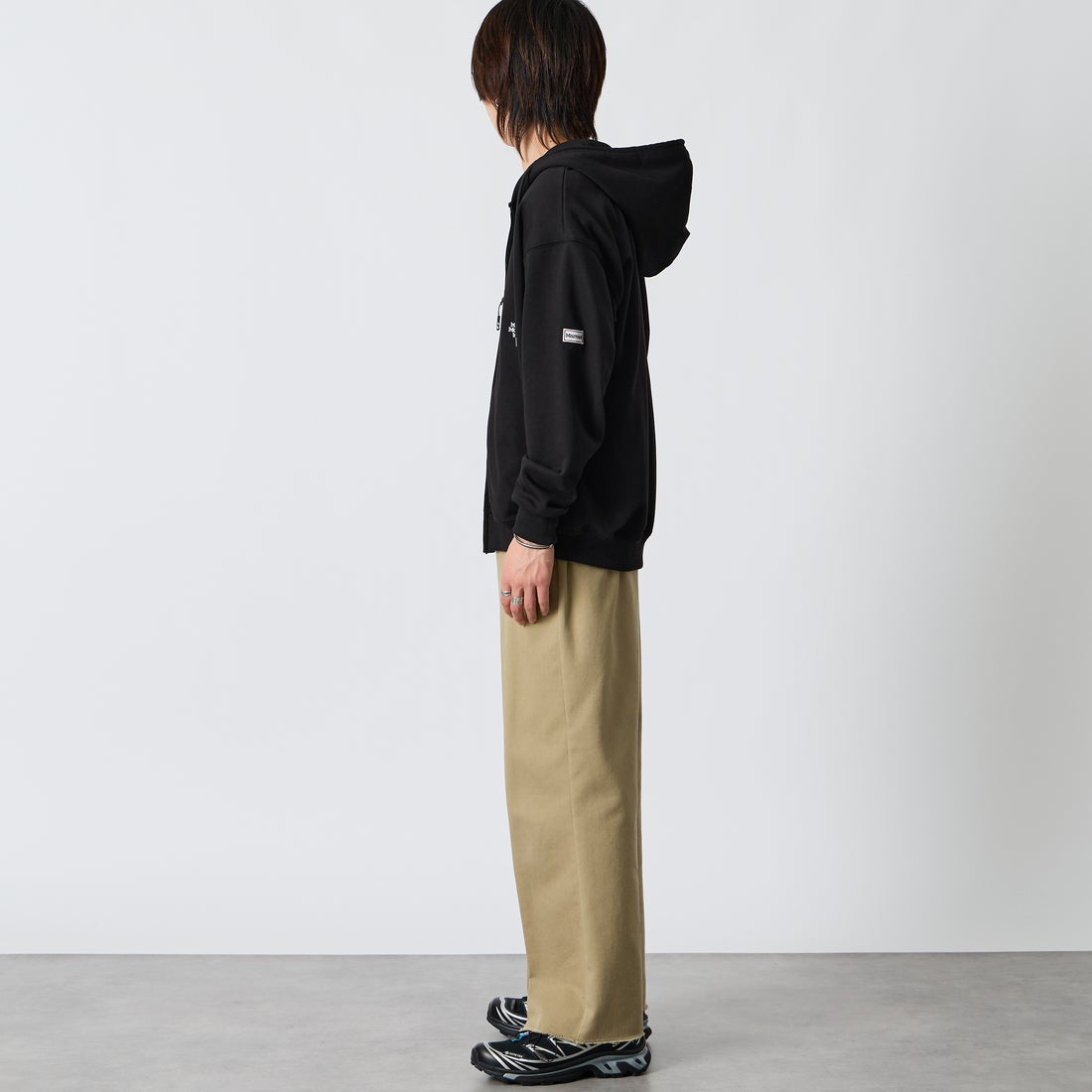 Marmot [マーモット] 別注 ワンポイントロゴ刺繍 ジップパーカー [MTFW26USW333IN-JF] BLACK &&モデル身長：177cm 着用サイズ：M&&
