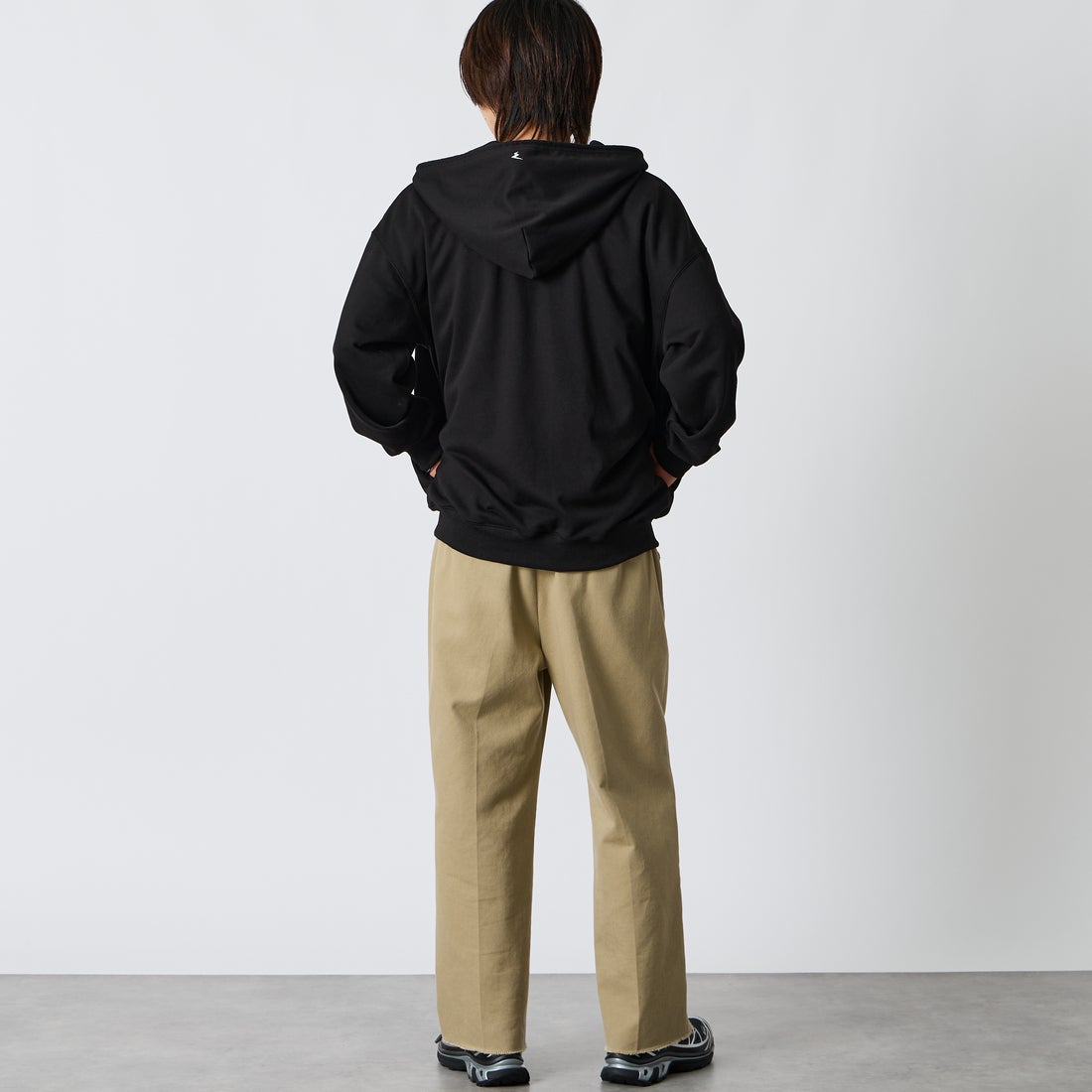 Marmot [マーモット] 別注 ワンポイントロゴ刺繍 ジップパーカー [MTFW26USW333IN-JF] BLACK &&モデル身長：177cm 着用サイズ：M&&