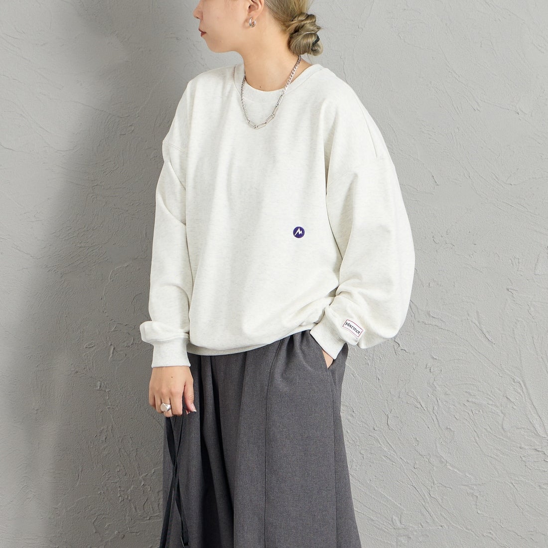 Marmot [マーモット] 別注 ヒストリーロゴ バックプリントスウェット [MTFW26USW332IN-JF] ASH GRAY &&モデル身長：156cm 着用サイズ：S&&