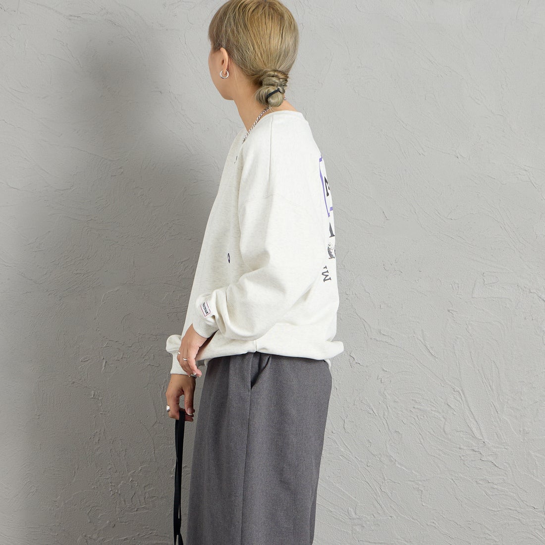 Marmot [マーモット] 別注 ヒストリーロゴ バックプリントスウェット [MTFW26USW332IN-JF] ASH GRAY &&モデル身長：156cm 着用サイズ：S&&