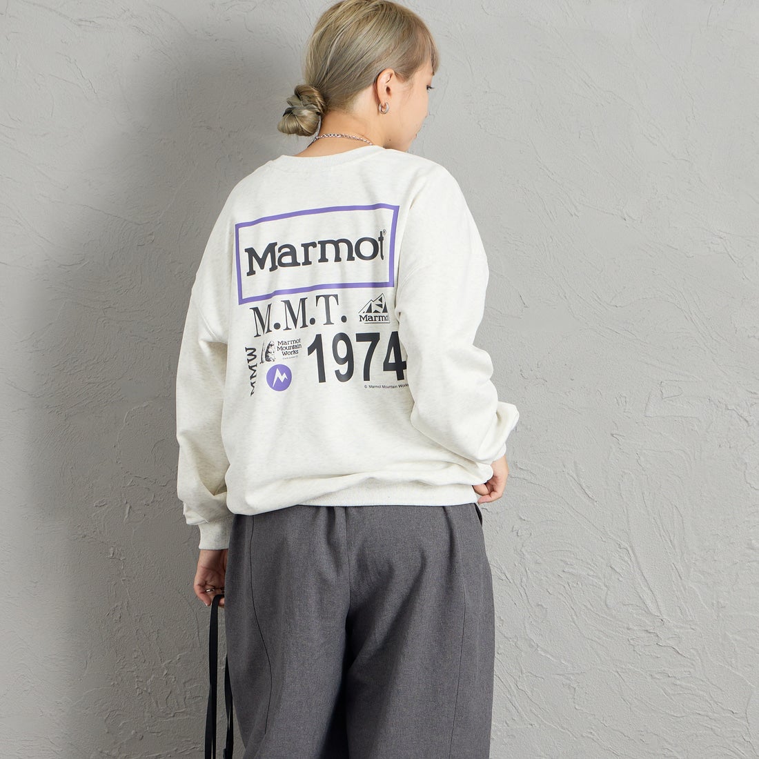 Marmot [マーモット] 別注 ヒストリーロゴ バックプリントスウェット [MTFW26USW332IN-JF] ASH GRAY &&モデル身長：156cm 着用サイズ：S&&