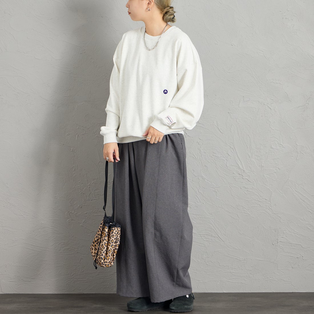 Marmot [マーモット] 別注 ヒストリーロゴ バックプリントスウェット [MTFW26USW332IN-JF] ASH GRAY &&モデル身長：156cm 着用サイズ：S&&