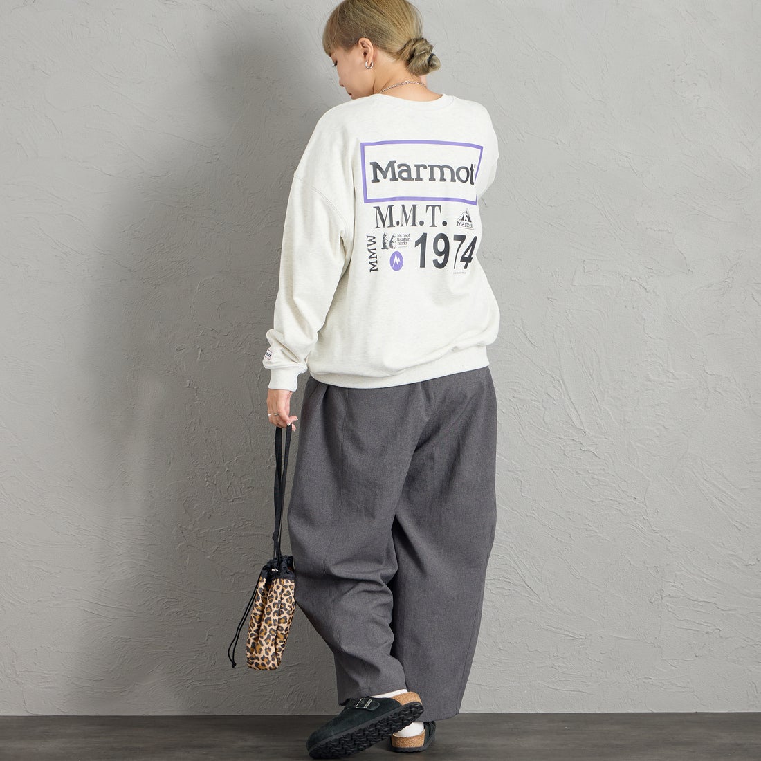 Marmot [マーモット] 別注 ヒストリーロゴ バックプリントスウェット [MTFW26USW332IN-JF] ASH GRAY &&モデル身長：156cm 着用サイズ：S&&