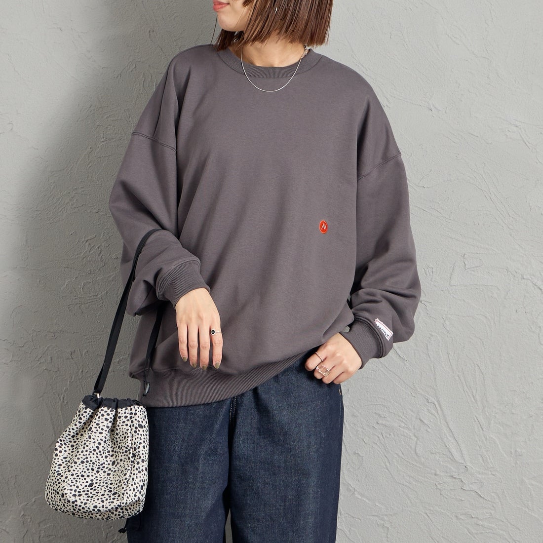 Marmot [マーモット] 別注 ヒストリーロゴ バックプリントスウェット [MTFW26USW332IN-JF] CHARCOAL &&モデル身長：159cm 着用サイズ：S&&