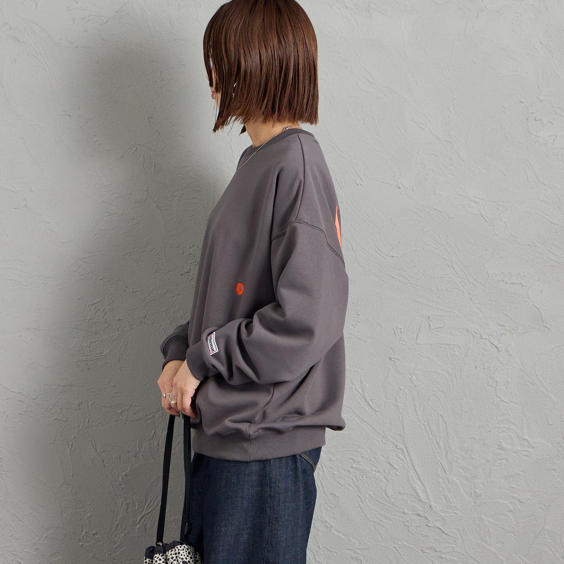 Marmot [マーモット] 別注 ヒストリーロゴ バックプリントスウェット [MTFW26USW332IN-JF] CHARCOAL &&モデル身長：159cm 着用サイズ：S&&