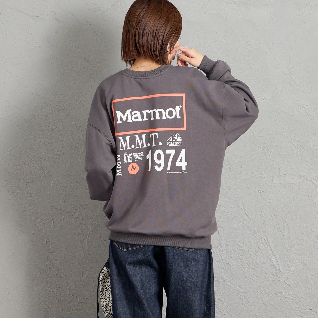 Marmot [マーモット] 別注 ヒストリーロゴ バックプリントスウェット [MTFW26USW332IN-JF] CHARCOAL &&モデル身長：159cm 着用サイズ：S&&