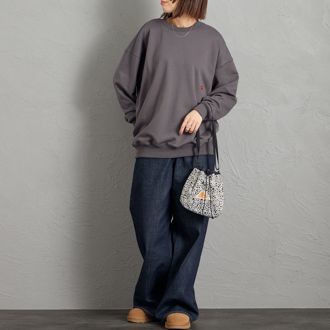Marmot [マーモット] 別注 ヒストリーロゴ バックプリントスウェット [MTFW26USW332IN-JF] CHARCOAL &&モデル身長：159cm 着用サイズ：S&&