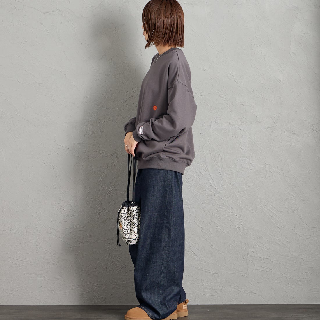 Marmot [マーモット] 別注 ヒストリーロゴ バックプリントスウェット [MTFW26USW332IN-JF] CHARCOAL &&モデル身長：159cm 着用サイズ：S&&
