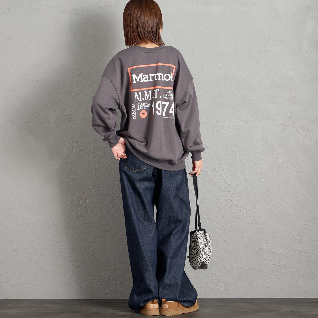 Marmot [マーモット] 別注 ヒストリーロゴ バックプリントスウェット [MTFW26USW332IN-JF] CHARCOAL &&モデル身長：159cm 着用サイズ：S&&