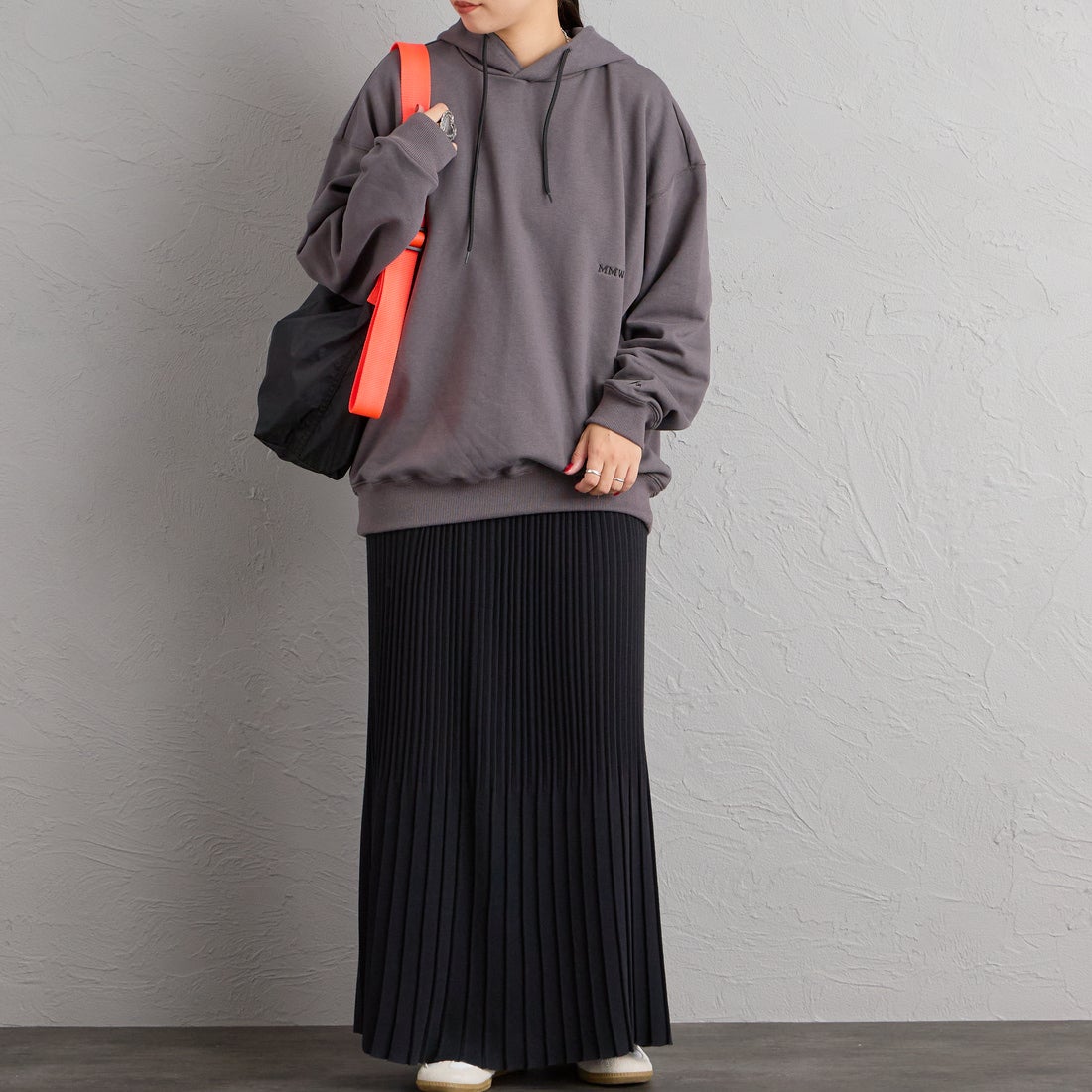 Marmot [マーモット] 別注 コレクションロゴ バックプリントスウェットパーカー [MTFW26USW334IN-JF] CHARCOAL &&モデル身長：156cm 着用サイズ：S&&