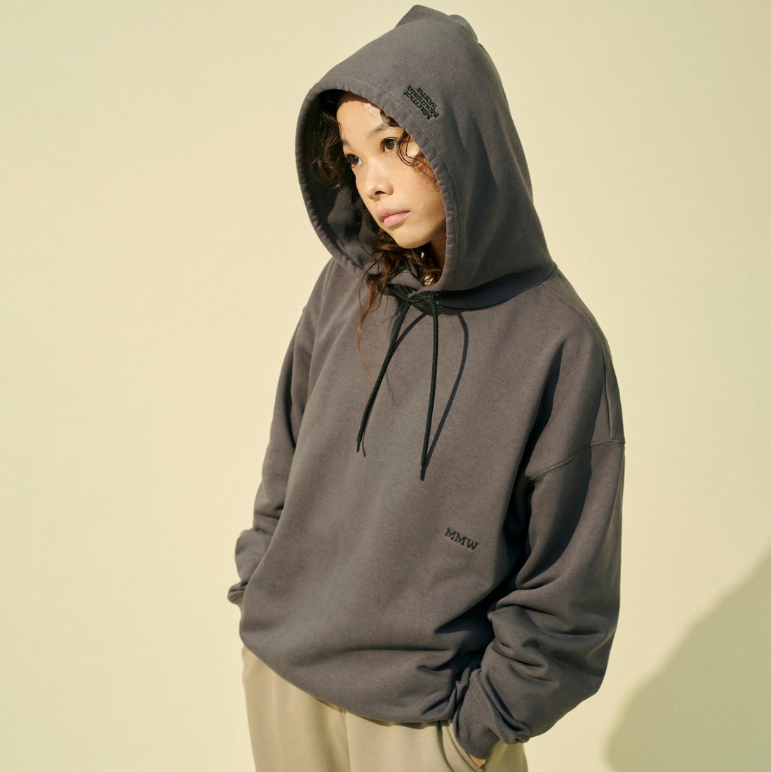 Marmot [マーモット] 別注 コレクションロゴ バックプリントスウェットパーカー [MTFW26USW334IN-JF] CHARCOAL