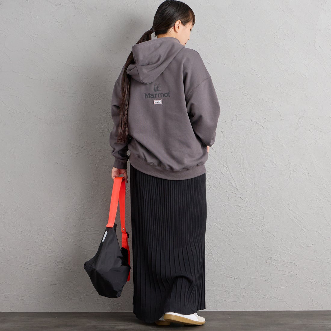 Marmot [マーモット] 別注 コレクションロゴ バックプリントスウェットパーカー [MTFW26USW334IN-JF] CHARCOAL &&モデル身長：156cm 着用サイズ：S&&