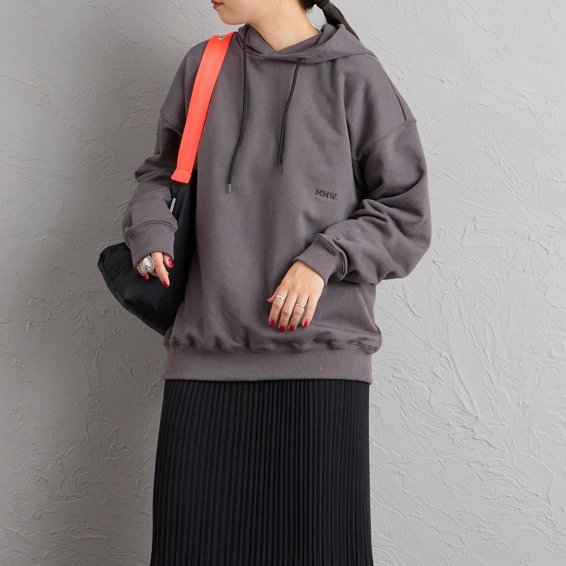 Marmot [マーモット] 別注 コレクションロゴ バックプリントスウェットパーカー [MTFW26USW334IN-JF] CHARCOAL &&モデル身長：156cm 着用サイズ：S&&