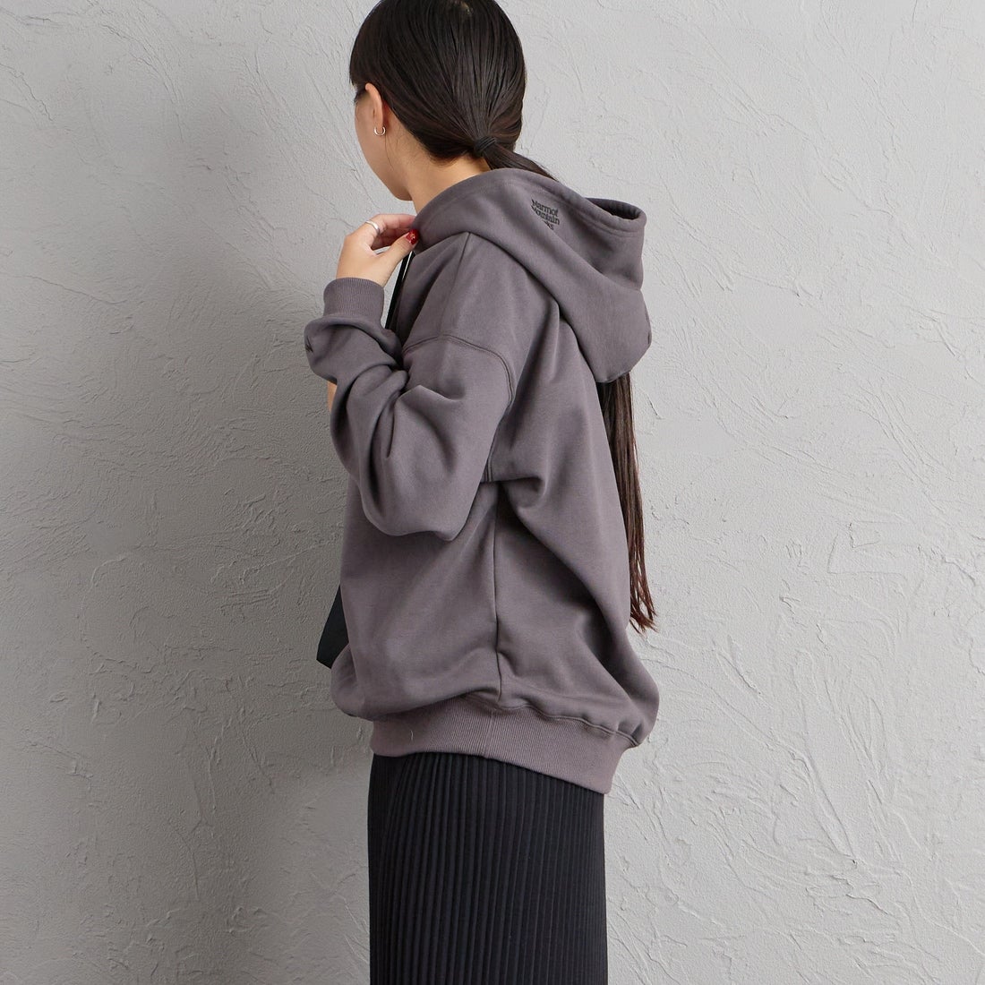 Marmot [マーモット] 別注 コレクションロゴ バックプリントスウェットパーカー [MTFW26USW334IN-JF] CHARCOAL &&モデル身長：156cm 着用サイズ：S&&