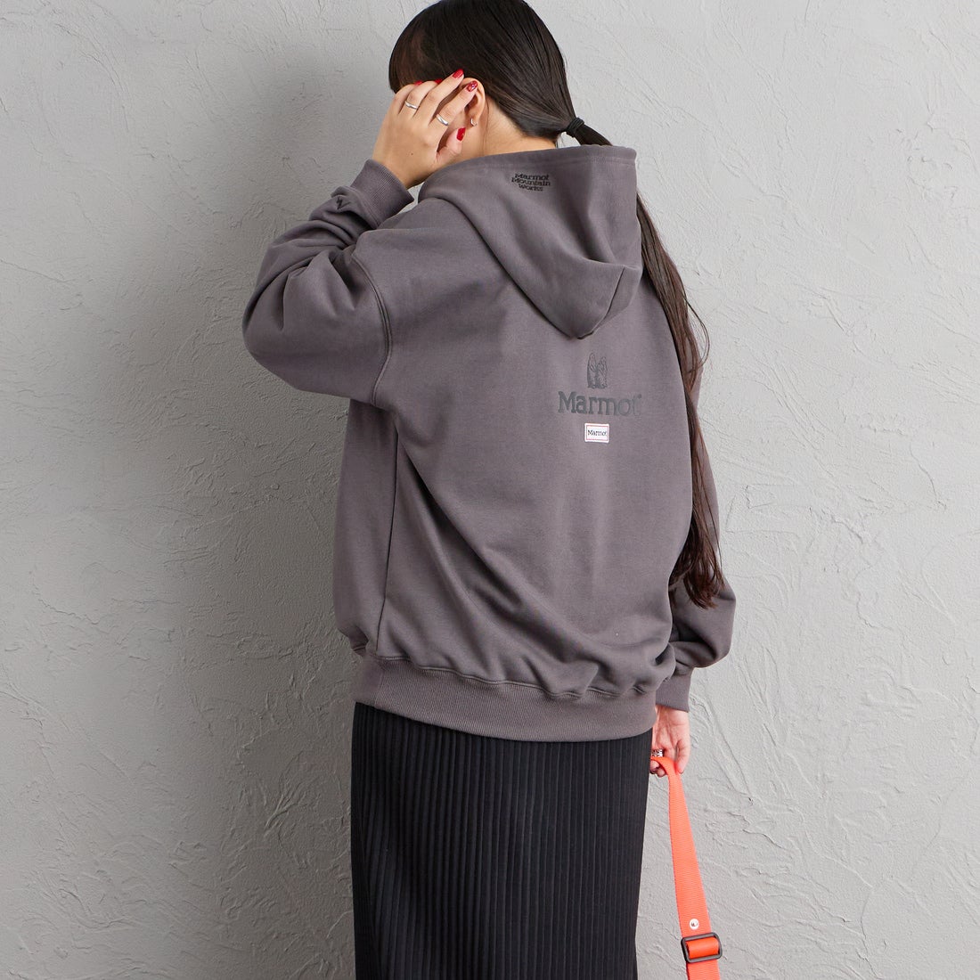 Marmot [マーモット] 別注 コレクションロゴ バックプリントスウェットパーカー [MTFW26USW334IN-JF] CHARCOAL &&モデル身長：156cm 着用サイズ：S&&