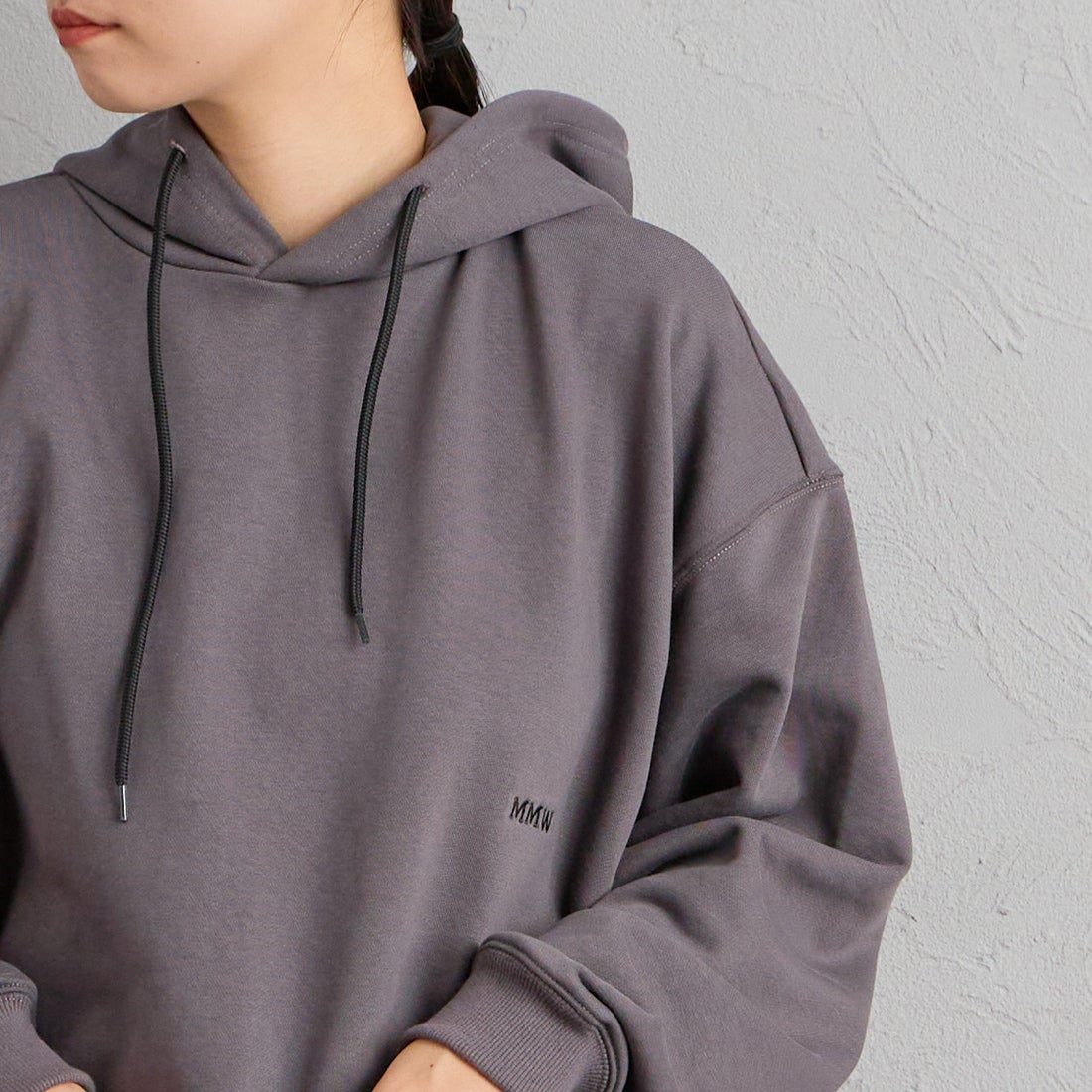 Marmot [マーモット] 別注 コレクションロゴ バックプリントスウェットパーカー [MTFW26USW334IN-JF] CHARCOAL &&モデル身長：156cm 着用サイズ：S&&