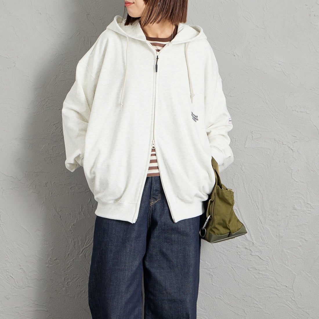 Marmot [マーモット] 別注 ワンポイントロゴ刺繍 ジップパーカー [MTFW26USW333IN-JF] ASH GRAY &&モデル身長：159cm 着用サイズ：S&&