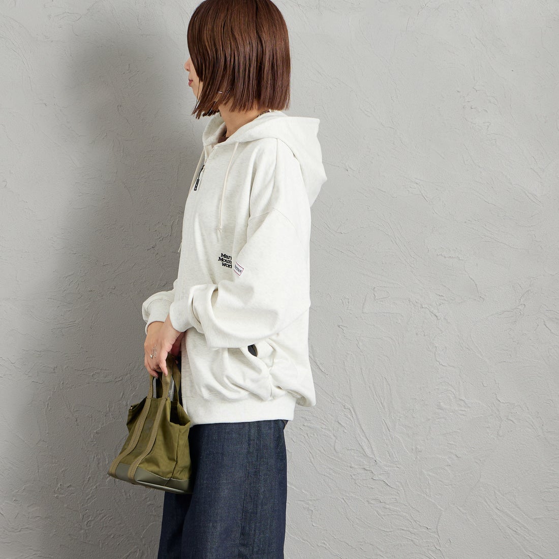 Marmot [マーモット] 別注 ワンポイントロゴ刺繍 ジップパーカー [MTFW26USW333IN-JF] ASH GRAY &&モデル身長：159cm 着用サイズ：S&&