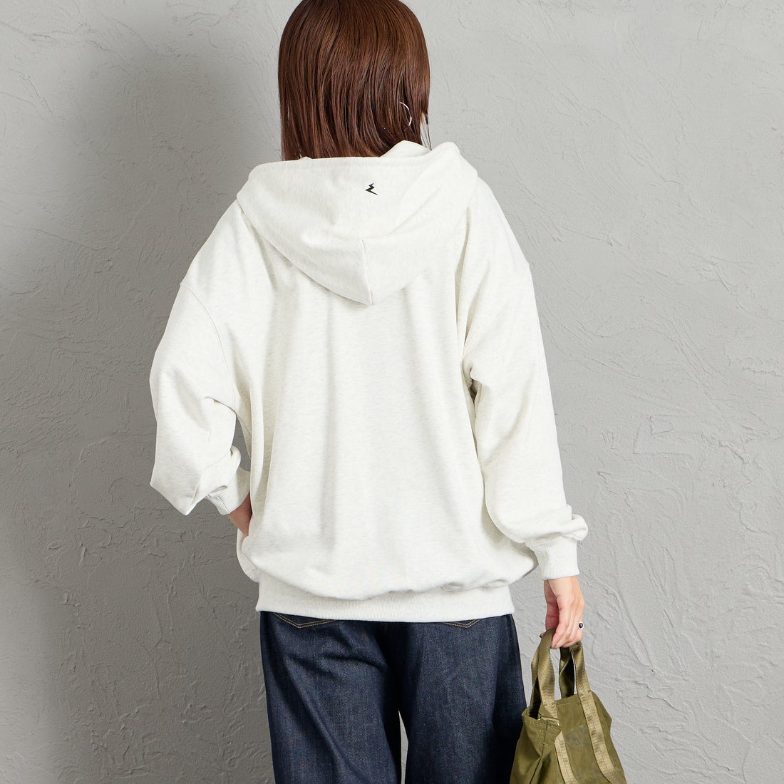 Marmot [マーモット] 別注 ワンポイントロゴ刺繍 ジップパーカー [MTFW26USW333IN-JF] ASH GRAY &&モデル身長：159cm 着用サイズ：S&&