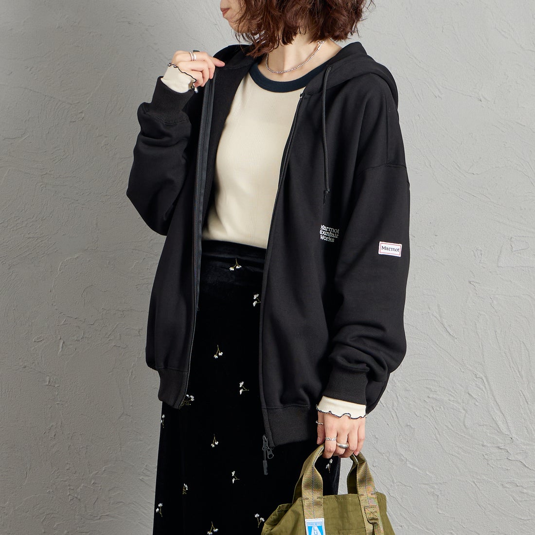 Marmot [マーモット] 別注 ワンポイントロゴ刺繍 ジップパーカー [MTFW26USW333IN-JF] BLACK &&モデル身長：158cm 着用サイズ：S&&