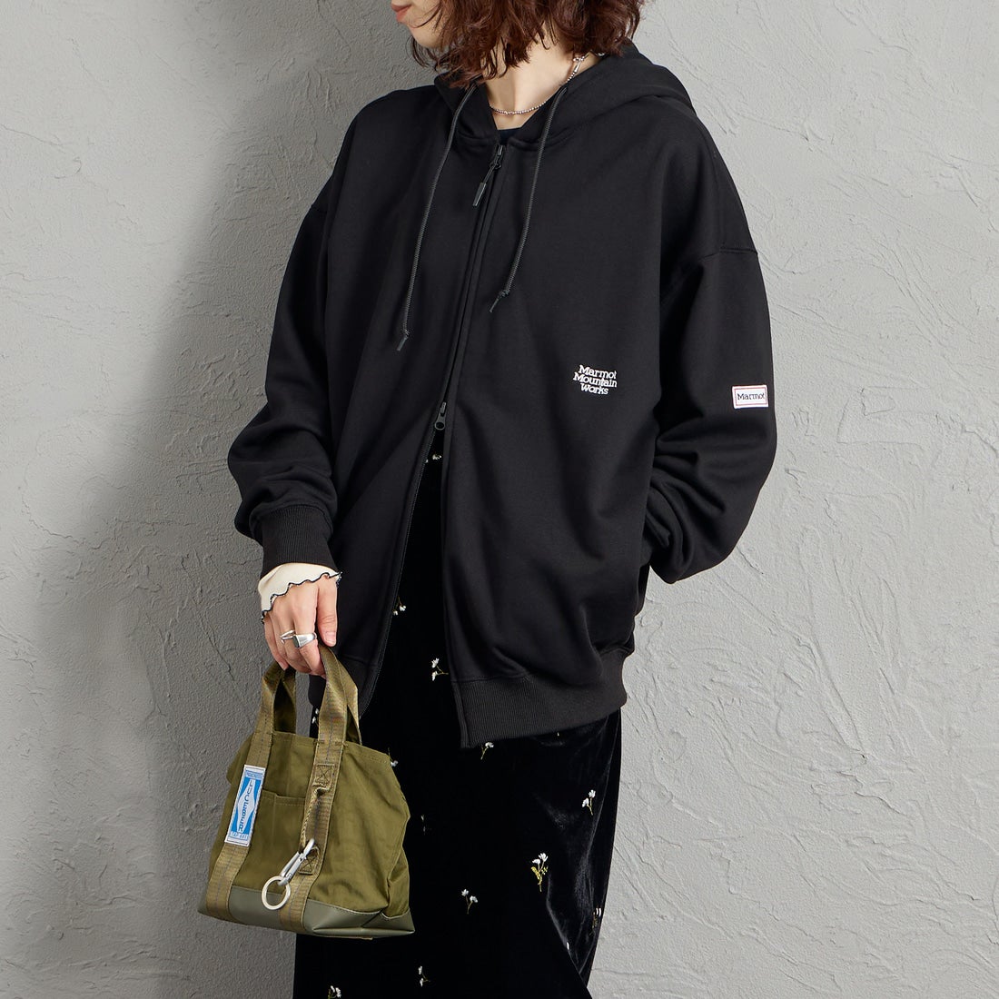 Marmot [マーモット] 別注 ワンポイントロゴ刺繍 ジップパーカー [MTFW26USW333IN-JF] BLACK &&モデル身長：158cm 着用サイズ：S&&