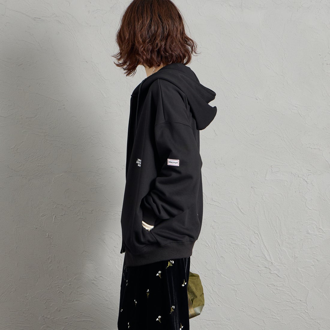 Marmot [マーモット] 別注 ワンポイントロゴ刺繍 ジップパーカー [MTFW26USW333IN-JF] BLACK &&モデル身長：158cm 着用サイズ：S&&