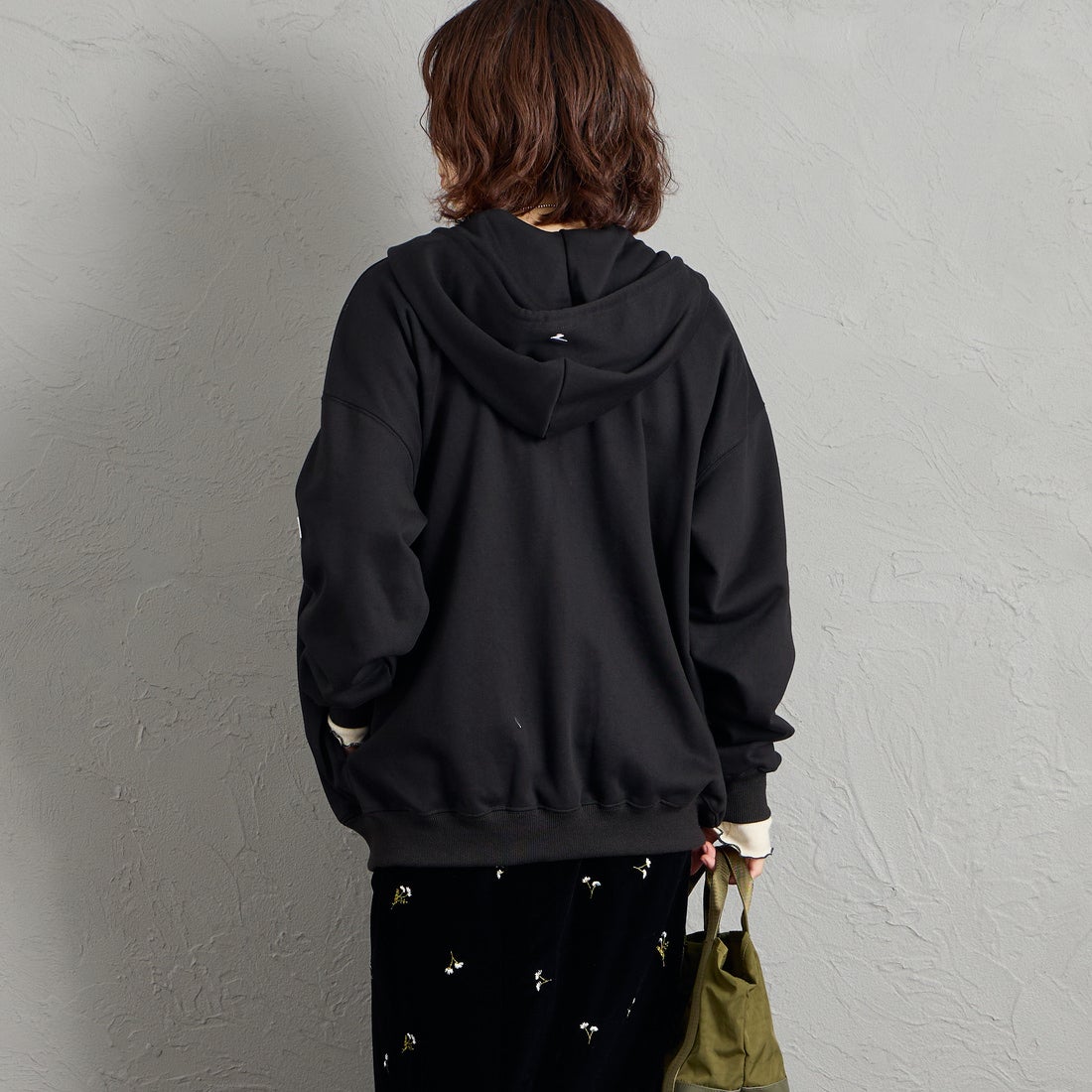 Marmot [マーモット] 別注 ワンポイントロゴ刺繍 ジップパーカー [MTFW26USW333IN-JF] BLACK &&モデル身長：158cm 着用サイズ：S&&