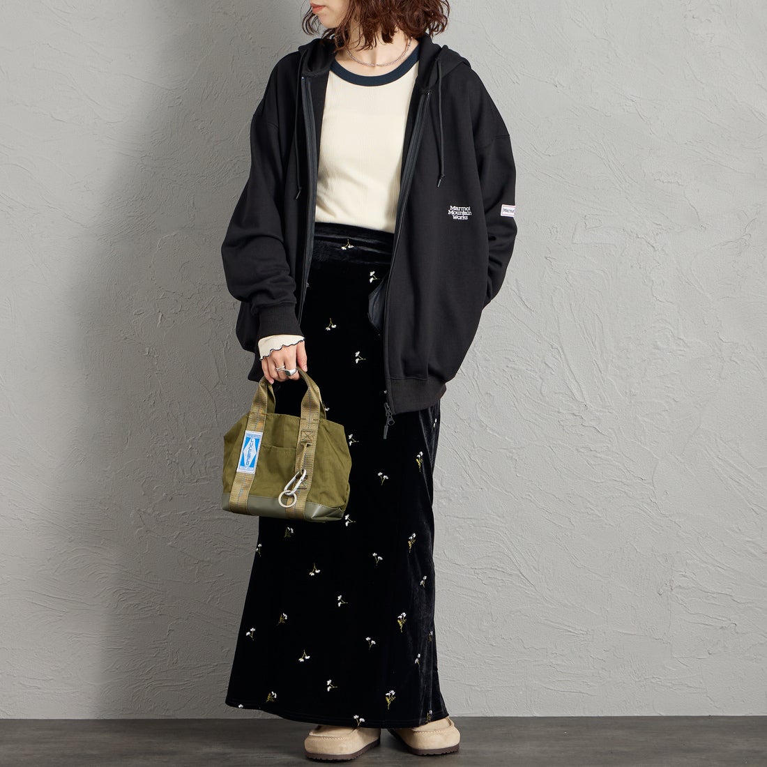 Marmot [マーモット] 別注 ワンポイントロゴ刺繍 ジップパーカー [MTFW26USW333IN-JF] BLACK &&モデル身長：158cm 着用サイズ：S&&